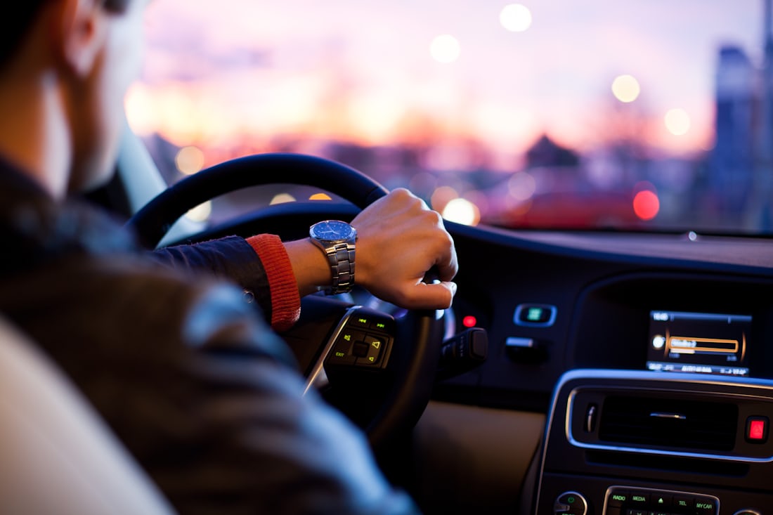 Chauffeur au volant à la tombée du jour